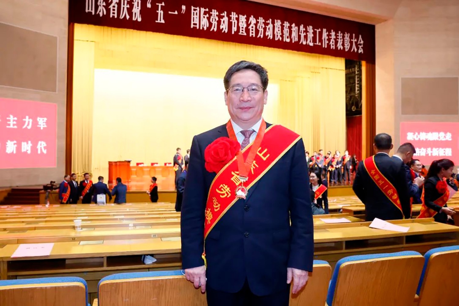 喜報(bào)！李永勝董事長(zhǎng)被授予“山東省勞動(dòng)模范”稱號(hào) 受省委、省政府表彰 (5)